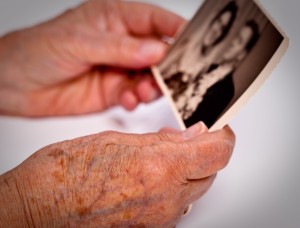 Problemas de memória em idosas podem ser sinal de demência